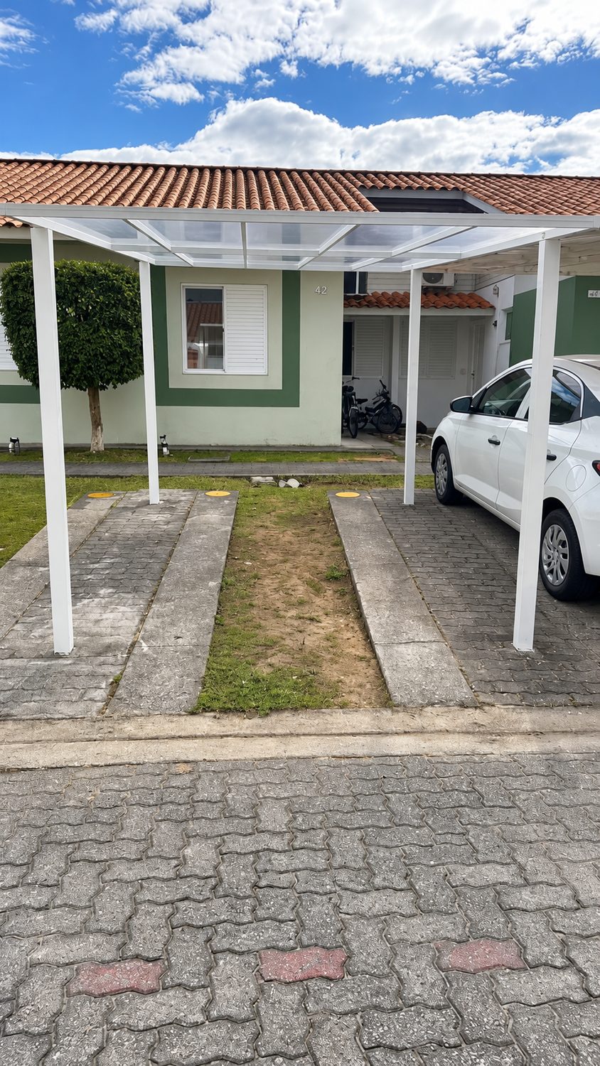 Cobertura de garagem em policarbonato com estrutura branca em Pelotas