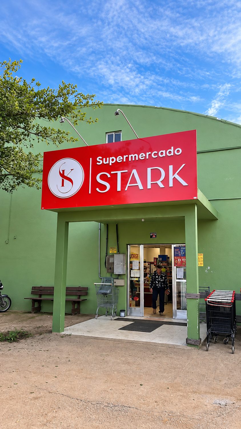 Fachada em ACM vermelho para supermercado em Pelotas, com letras em relevo